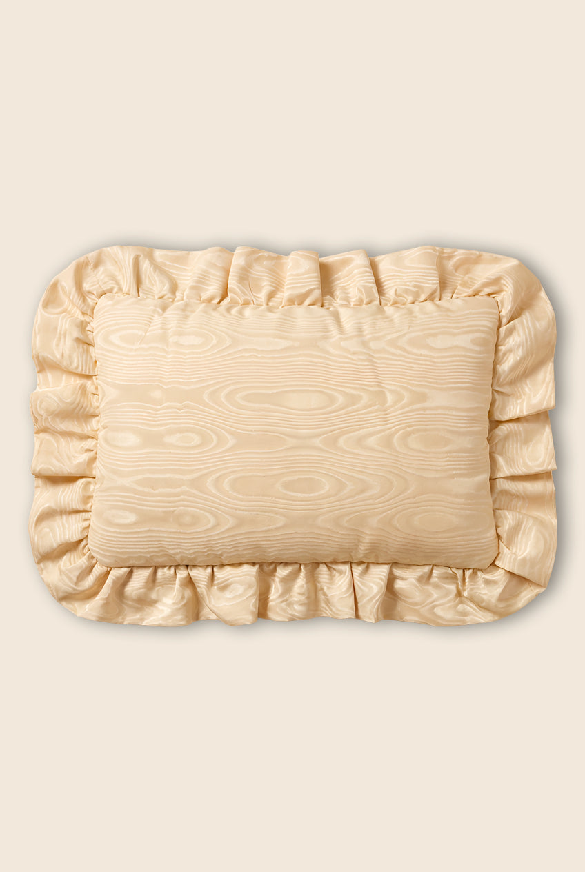 Beige lapotop case with ruffled edges 