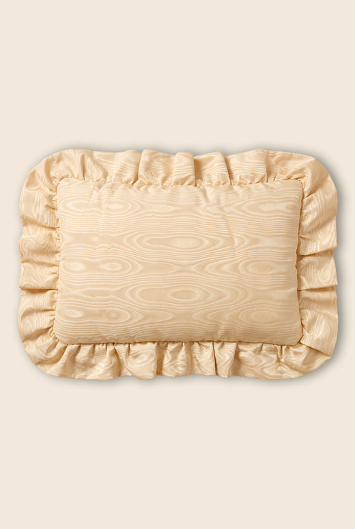 Beige lapotop case with ruffled edges 