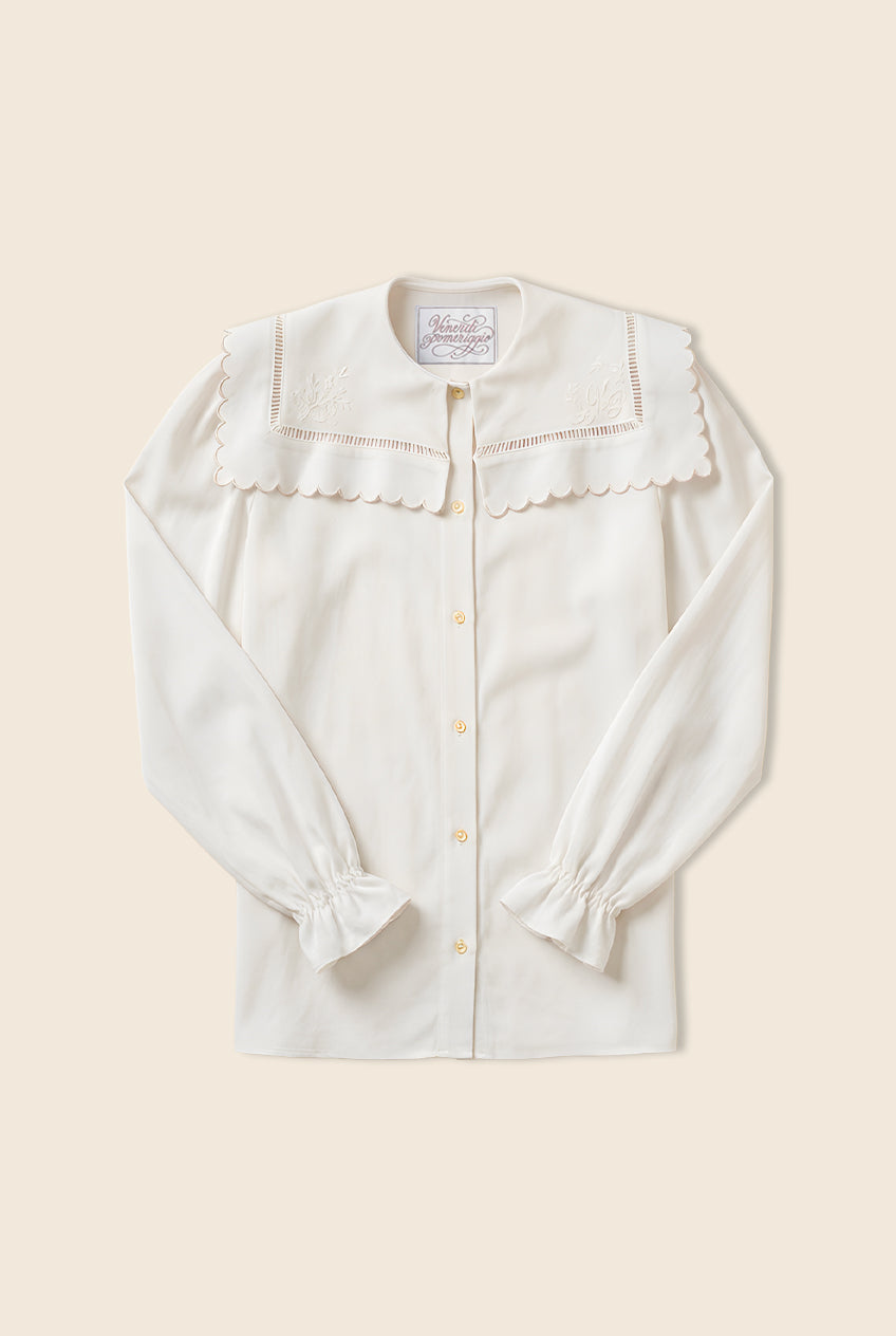 White button down blouse with scallop and embroidery details with a scrunched sleeve